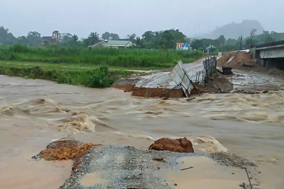 Nhiều xã ở Nghệ An, Hà Tĩnh ngập sâu do mưa lớn Nhiều xã ở Nghệ An, Hà Tĩnh ngập sâu do mưa lớn