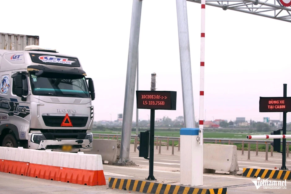 Nhiều xe bị lỗi khi qua trạm thu phí cao tốc ở Thanh Hóa Nhiều xe bị lỗi khi qua trạm thu phí cao tốc ở Thanh Hóa