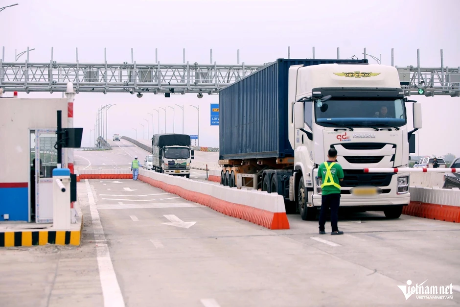 Nhiều xe bị lỗi khi qua trạm thu phí cao tốc ở Thanh Hóa Nhiều xe bị lỗi khi qua trạm thu phí cao tốc ở Thanh Hóa