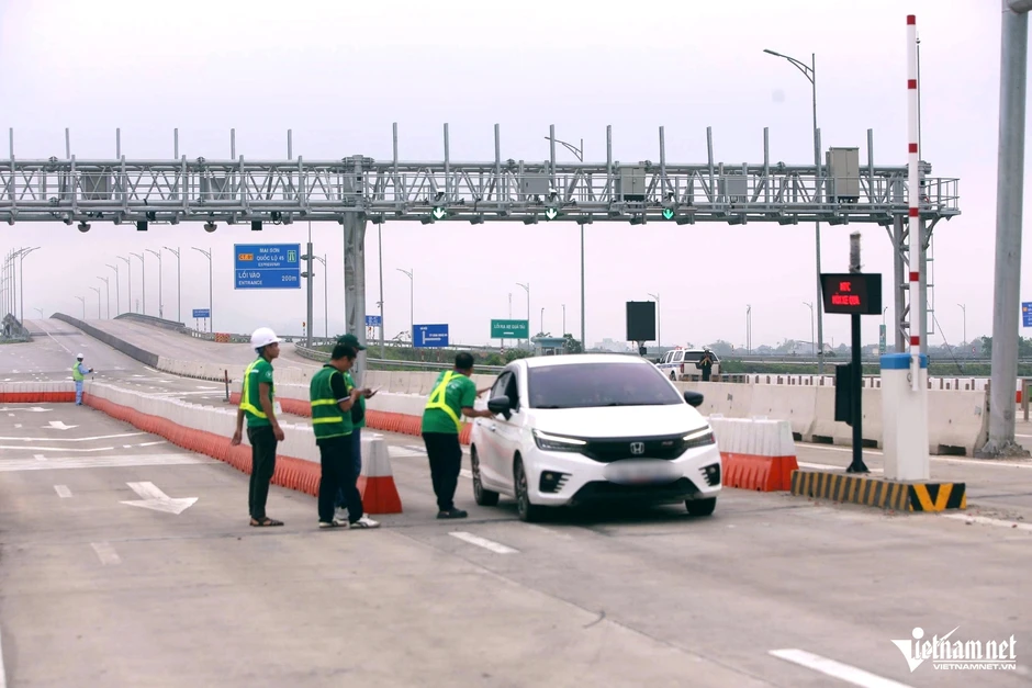 Nhiều xe bị lỗi khi qua trạm thu phí cao tốc ở Thanh Hóa Nhiều xe bị lỗi khi qua trạm thu phí cao tốc ở Thanh Hóa