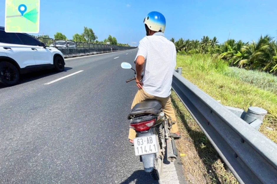 Nhiều xe máy chạy vào cao tốc từ TP HCM đến Cần Thơ