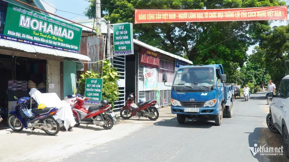 Nhịp kinh cầu nơi làng Chăm bên dòng sông Hậu Nhịp kinh cầu nơi làng Chăm bên dòng sông Hậu