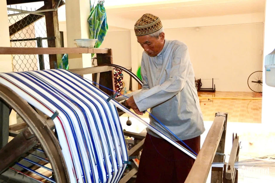 Nhịp kinh cầu nơi làng Chăm bên dòng sông Hậu Nhịp kinh cầu nơi làng Chăm bên dòng sông Hậu