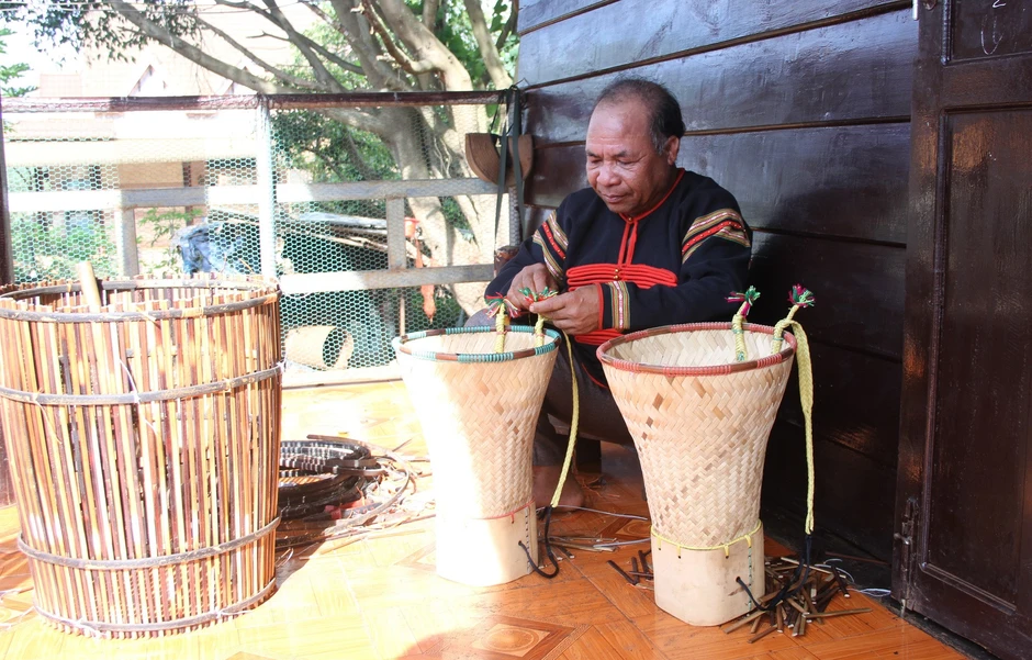 'Nhờ già Y Krú Ayun, tôi không nghe theo lời kẻ xấu xúi giục nữa' 'Nhờ già Y Krú Ayun, tôi không nghe theo lời kẻ xấu xúi giục nữa'