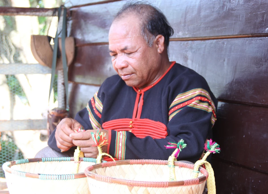 'Nhờ già Y Krú Ayun, tôi không nghe theo lời kẻ xấu xúi giục nữa' 'Nhờ già Y Krú Ayun, tôi không nghe theo lời kẻ xấu xúi giục nữa'