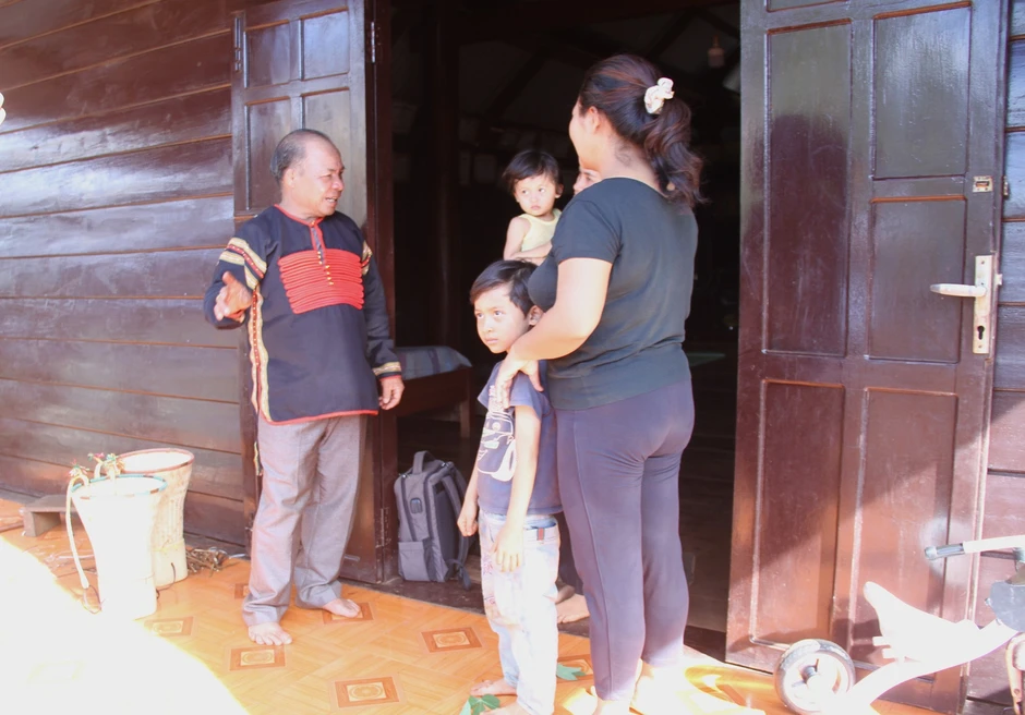 'Nhờ già Y Krú Ayun, tôi không nghe theo lời kẻ xấu xúi giục nữa' 'Nhờ già Y Krú Ayun, tôi không nghe theo lời kẻ xấu xúi giục nữa'