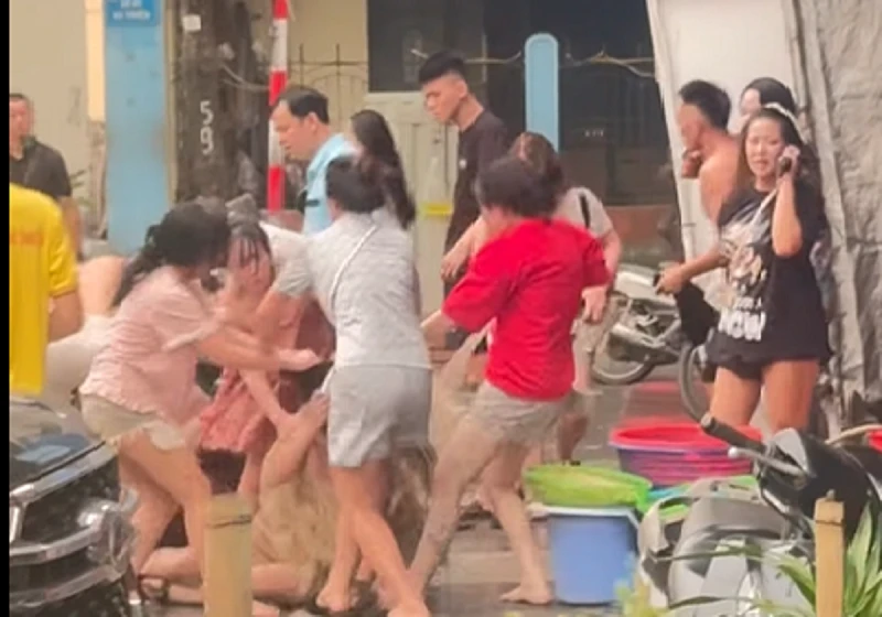 Nhóm người đánh hội đồng cô gái giữa phố Hà Nội, công an vào cuộc xác minh Nhóm người đánh hội đồng cô gái giữa phố Hà Nội, công an vào cuộc xác minh