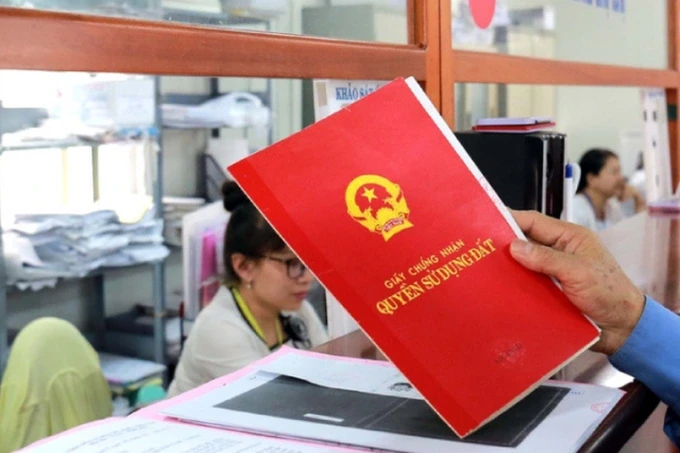 Nhóm người lạ chào mời làm sổ đỏ đất quy hoạch, đòi 30% tiền bồi thường Nhóm người lạ chào mời làm sổ đỏ đất quy hoạch, đòi 30% tiền bồi thường