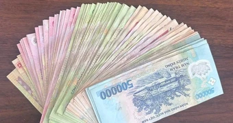 Nhóm thanh niên nhờ cảnh sát tìm người đánh rơi hơn 16 triệu đồng