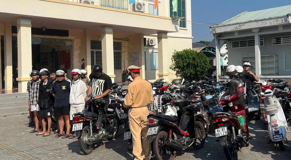 Nhóm thanh, thiếu niên chạy xe dàn hàng ngang, ném bột trên phố gây bức xúc Nhóm thanh, thiếu niên chạy xe dàn hàng ngang, ném bột trên phố gây bức xúc