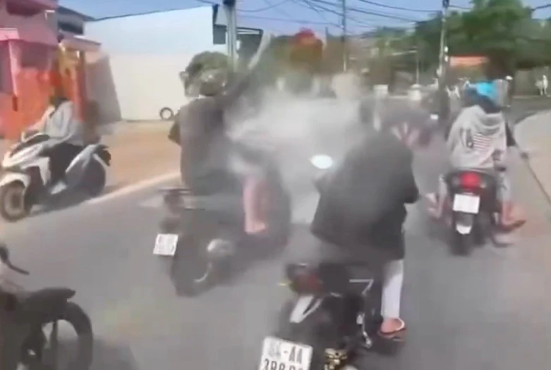 Nhóm thanh, thiếu niên chạy xe dàn hàng ngang, ném bột trên phố gây bức xúc Nhóm thanh, thiếu niên chạy xe dàn hàng ngang, ném bột trên phố gây bức xúc