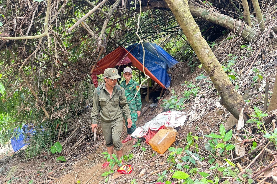 Nhóm “vàng tặc” chạy trốn vào rừng khi bị truy quét Nhóm “vàng tặc” chạy trốn vào rừng khi bị truy quét