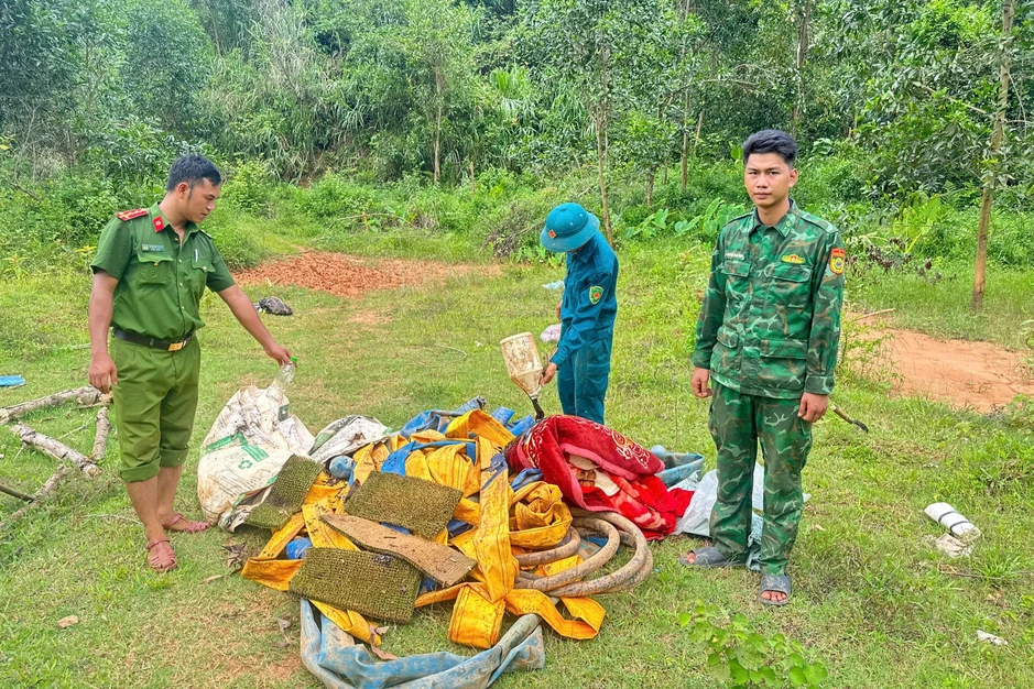 Nhóm “vàng tặc” chạy trốn vào rừng khi bị truy quét Nhóm “vàng tặc” chạy trốn vào rừng khi bị truy quét