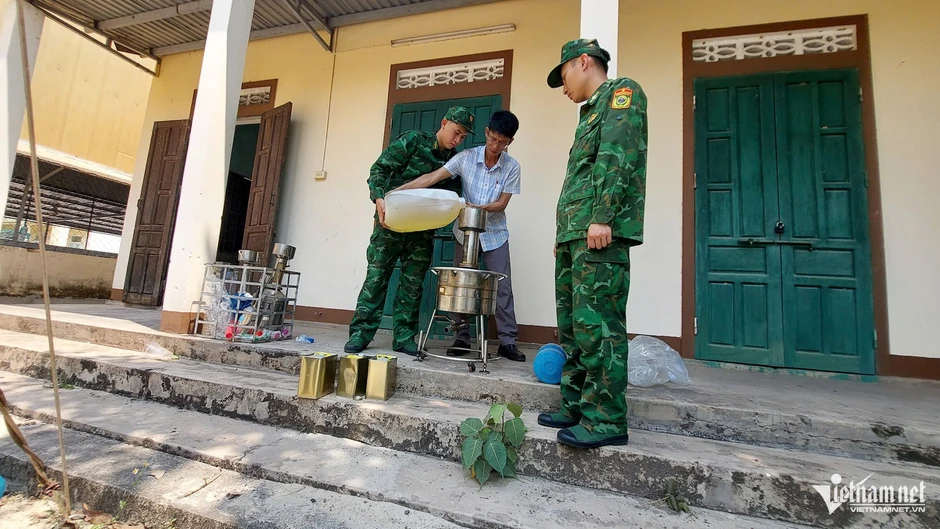 Những chiếc thùng ẩn khuất dưới gốc cây, hé lộ đường dây buôn lậu qua biên giới Những chiếc thùng ẩn khuất dưới gốc cây, hé lộ đường dây buôn lậu qua biên giới