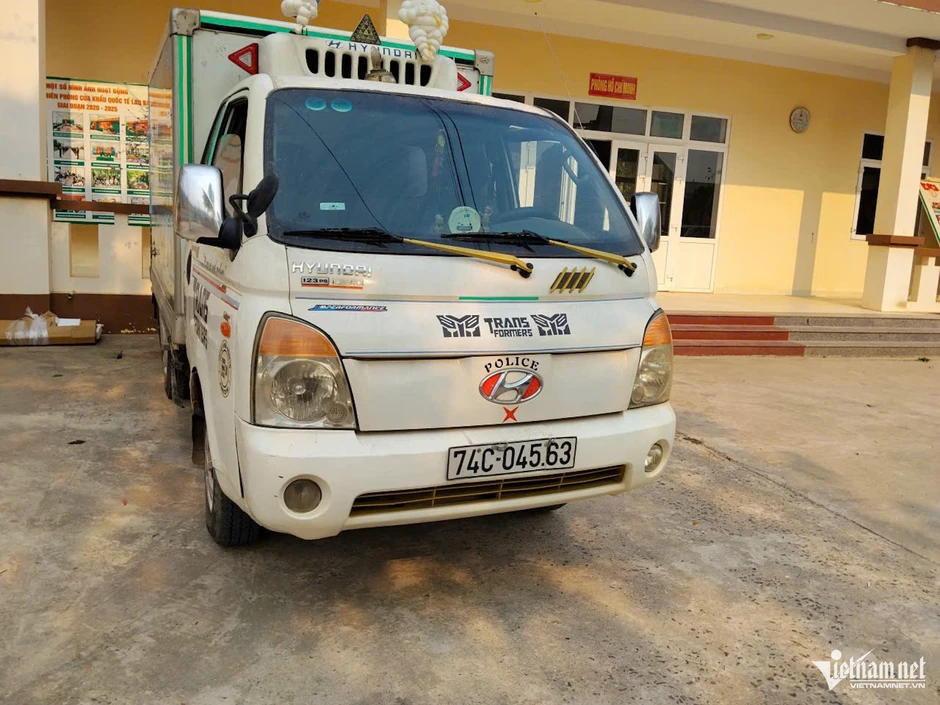 Những chiếc thùng ẩn khuất dưới gốc cây, hé lộ đường dây buôn lậu qua biên giới Những chiếc thùng ẩn khuất dưới gốc cây, hé lộ đường dây buôn lậu qua biên giới