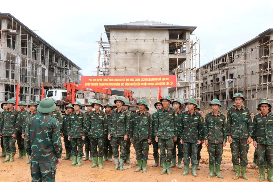 Những 'đội quân đặc biệt' dựng trường giữa núi rừng Nghệ An