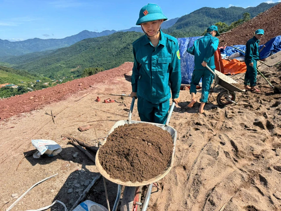 Những 'đội quân đặc biệt' dựng trường giữa núi rừng Nghệ An