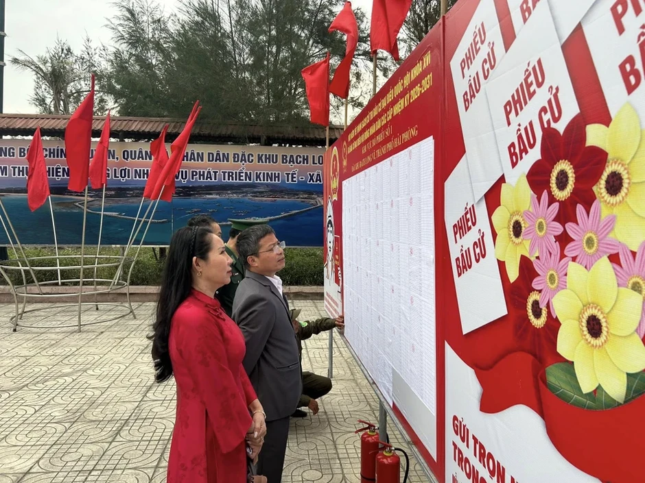 Những lá phiếu đầu tiên của Hải Phòng từ đặc khu Bạch Long Vĩ Những lá phiếu đầu tiên của Hải Phòng từ đặc khu Bạch Long Vĩ
