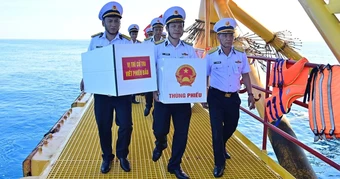 Những lá phiếu đầu tiên từ cử tri trên nhà giàn ở TPHCM