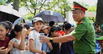 Những lưng áo đẫm mồ hôi giữa dòng người vào Lăng viếng Bác