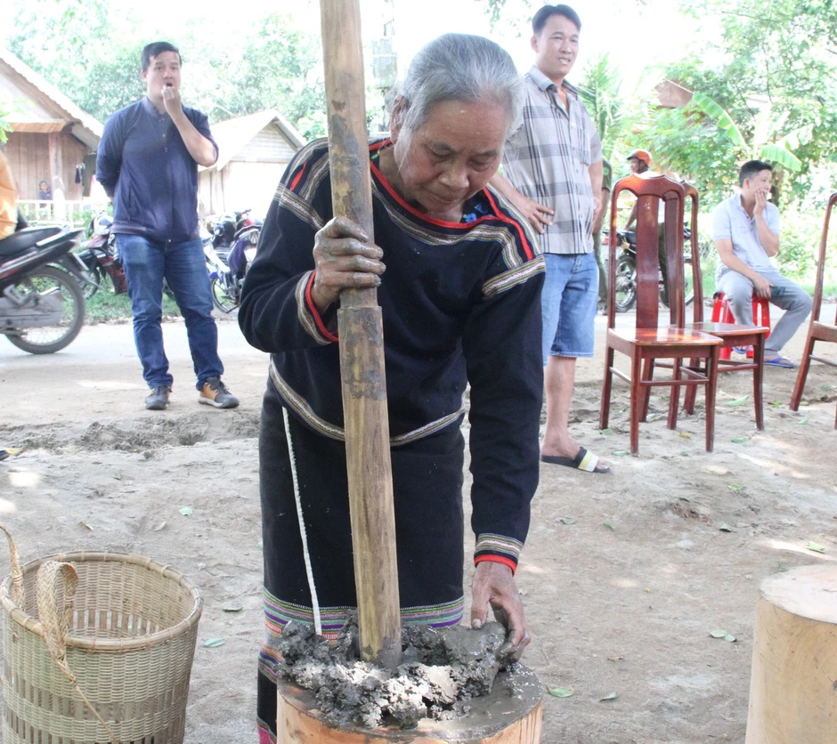 Những nghề xưa hồi sinh bên hồ Lắk