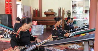Những nghề xưa hồi sinh bên hồ Lắk