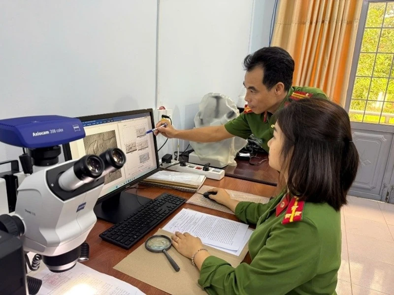 Những người lặng thầm đi tìm sự thật từ những dấu vết Những người lặng thầm đi tìm sự thật từ những dấu vết