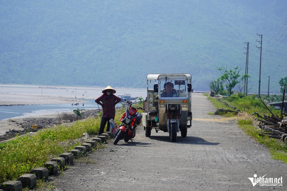 Những người phụ nữ 'cõng' ốc dưới cái nắng gần 40 độ C ở ven biển Hà Tĩnh Những người phụ nữ 'cõng' ốc dưới cái nắng gần 40 độ C ở ven biển Hà Tĩnh
