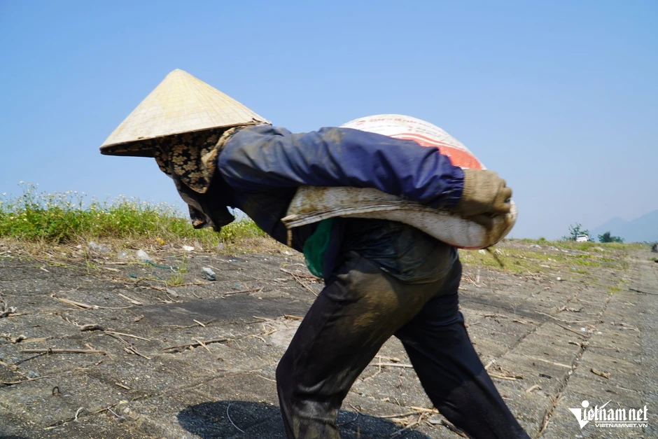 Những người phụ nữ 'cõng' ốc dưới cái nắng gần 40 độ C ở ven biển Hà Tĩnh Những người phụ nữ 'cõng' ốc dưới cái nắng gần 40 độ C ở ven biển Hà Tĩnh