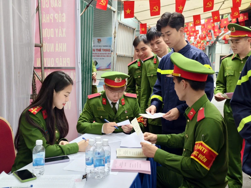 Niềm tự hào của học viên Công an nhân dân trong lần đầu cầm lá phiếu