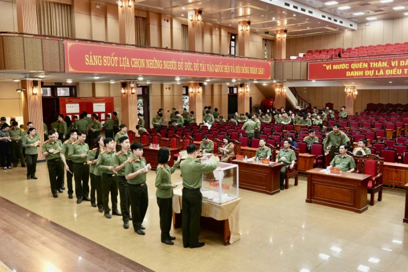 Niềm tự hào của học viên Công an nhân dân trong lần đầu cầm lá phiếu