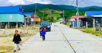Niềm vui an cư của người Chăm Hroi ở vùng đất mới