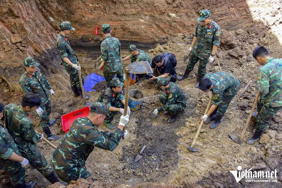 Nỗ lực đào 200m³ đất, phát hiện thêm hài cốt liệt sĩ cùng di vật ở công viên Lê Thị Riêng Nỗ lực đào 200m³ đất, phát hiện thêm hài cốt liệt sĩ cùng di vật ở công viên Lê Thị Riêng