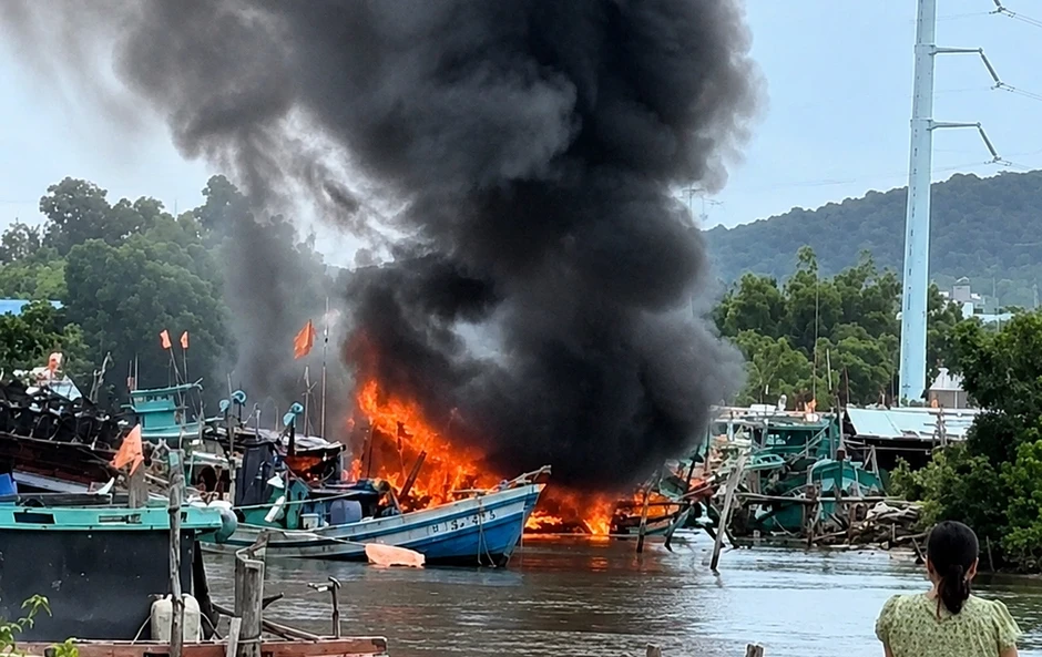 Nổ tàu cá tại cảng Vịnh Đầm, hai cha con bị thương Nổ tàu cá tại cảng Vịnh Đầm, hai cha con bị thương