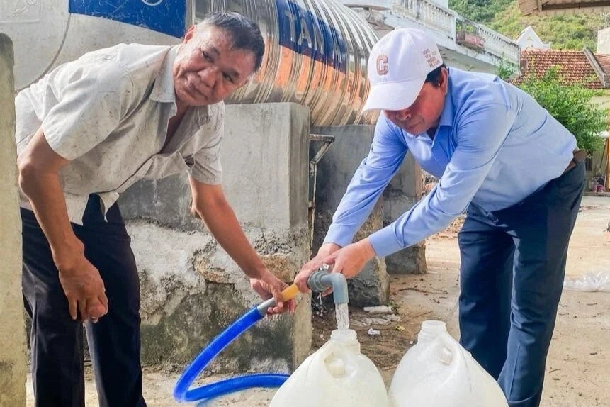 Nơi người dân "mua chỉ vàng dễ hơn mua can nước sạch" Nơi người dân "mua chỉ vàng dễ hơn mua can nước sạch"
