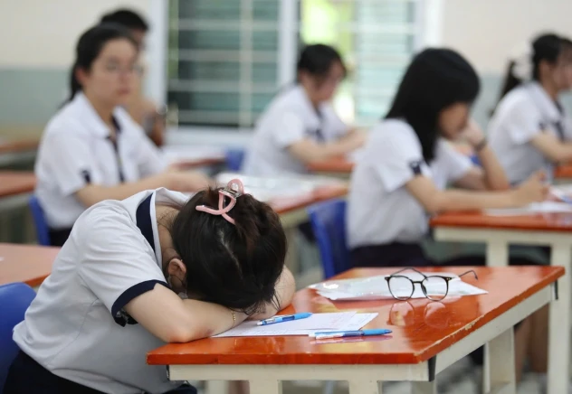 Nóng: Hủy toàn bộ kết quả thi của thí sinh mang điện thoại vào phòng thi tại 1 địa phương, xem xét trách nhiệm cán bộ coi thi Nóng: Hủy toàn bộ kết quả thi của thí sinh mang điện thoại vào phòng thi tại 1 địa phương, xem xét trách nhiệm cán bộ coi thi