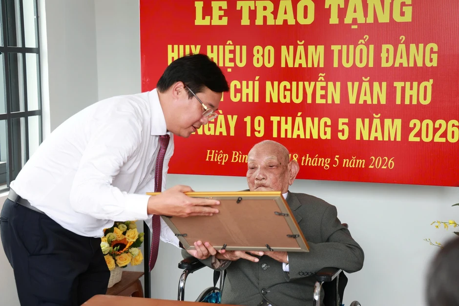 Nữ cán bộ cách mạng tại TPHCM nhận Huy hiệu 80 năm tuổi Đảng Nữ cán bộ cách mạng tại TPHCM nhận Huy hiệu 80 năm tuổi Đảng