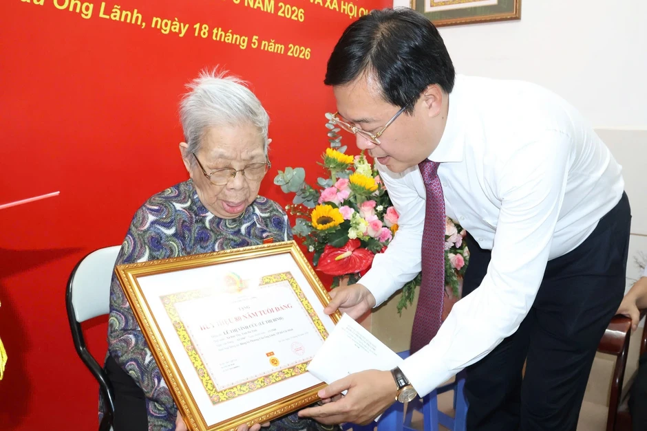 Nữ cán bộ cách mạng tại TPHCM nhận Huy hiệu 80 năm tuổi Đảng Nữ cán bộ cách mạng tại TPHCM nhận Huy hiệu 80 năm tuổi Đảng