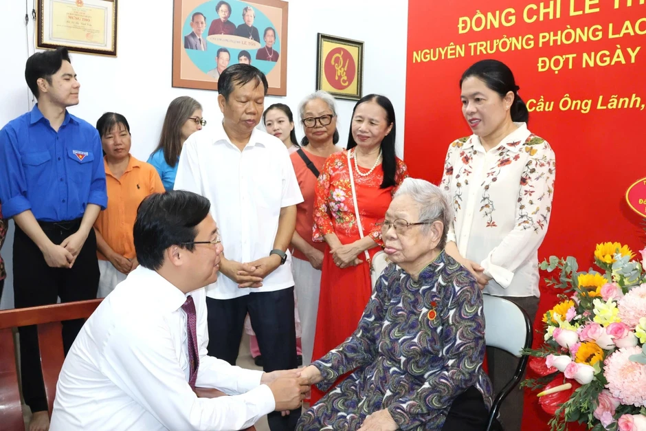 Nữ cán bộ cách mạng tại TPHCM nhận Huy hiệu 80 năm tuổi Đảng Nữ cán bộ cách mạng tại TPHCM nhận Huy hiệu 80 năm tuổi Đảng