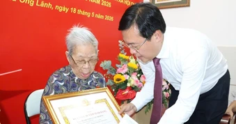 Nữ cán bộ cách mạng tại TPHCM nhận Huy hiệu 80 năm tuổi Đảng