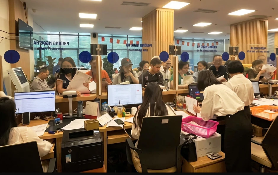 Nữ cán bộ yêu cầu cụ bà 97 tuổi đến phường làm thủ tục hành chính Nữ cán bộ yêu cầu cụ bà 97 tuổi đến phường làm thủ tục hành chính