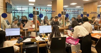 Nữ cán bộ yêu cầu cụ bà 97 tuổi đến phường làm thủ tục hành chính