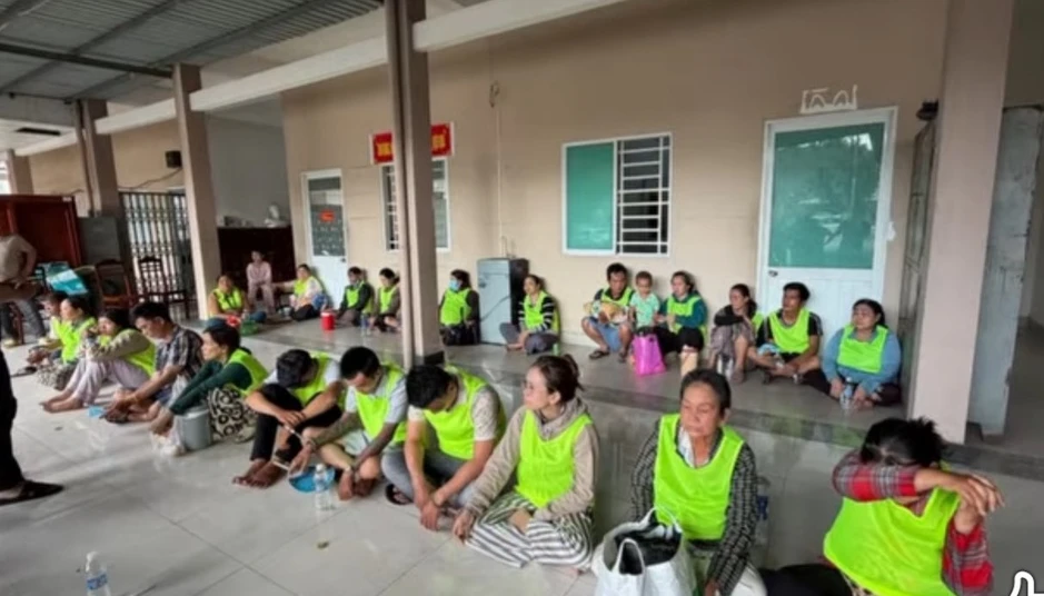 Nữ du khách bị 28 đối tượng vây ráp, giật phăng dây chuyền vàng 1,1 lượng Nữ du khách bị 28 đối tượng vây ráp, giật phăng dây chuyền vàng 1,1 lượng