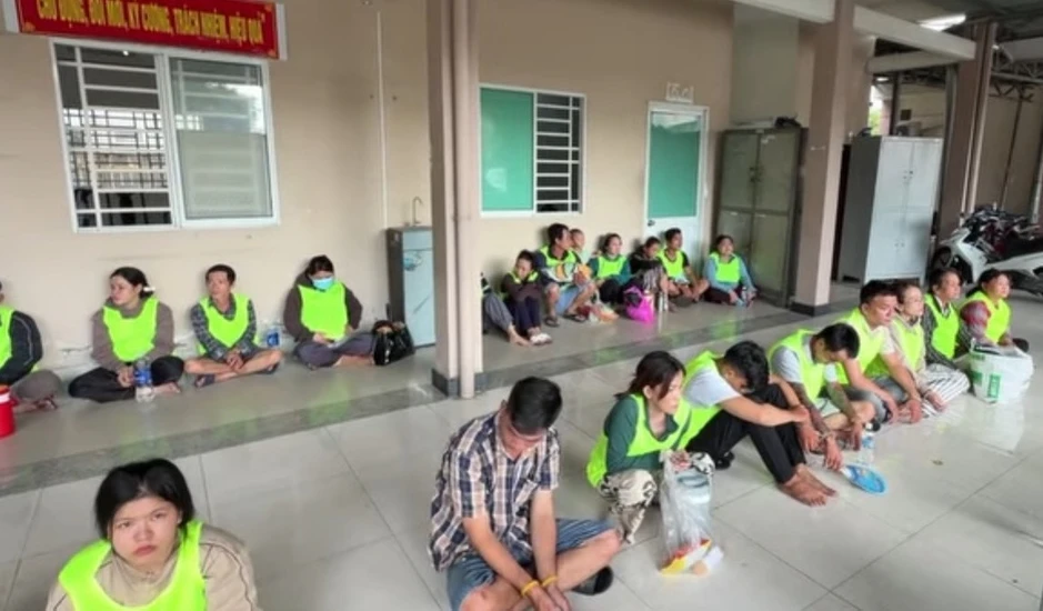 Nữ du khách bị 28 đối tượng vây ráp, giật phăng dây chuyền vàng 1,1 lượng Nữ du khách bị 28 đối tượng vây ráp, giật phăng dây chuyền vàng 1,1 lượng