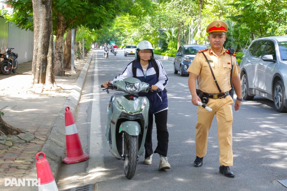 Nữ sinh bị phạt nặng vì điều khiển mô tô điện khi không có bằng lái Nữ sinh bị phạt nặng vì điều khiển mô tô điện khi không có bằng lái