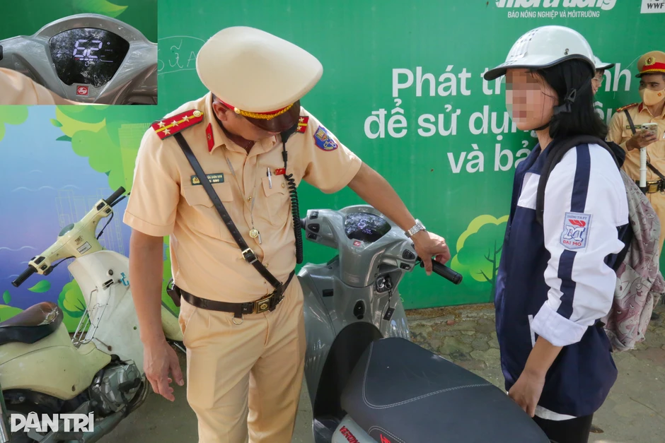 Nữ sinh bị phạt nặng vì điều khiển mô tô điện khi không có bằng lái Nữ sinh bị phạt nặng vì điều khiển mô tô điện khi không có bằng lái