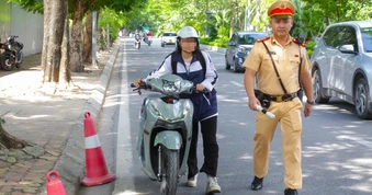 Nữ sinh bị phạt nặng vì điều khiển mô tô điện khi không có bằng lái