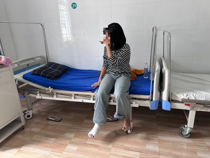 Nữ sinh lớp 7 gãy xương sườn nghi do bạn học đánh Nữ sinh lớp 7 gãy xương sườn nghi do bạn học đánh