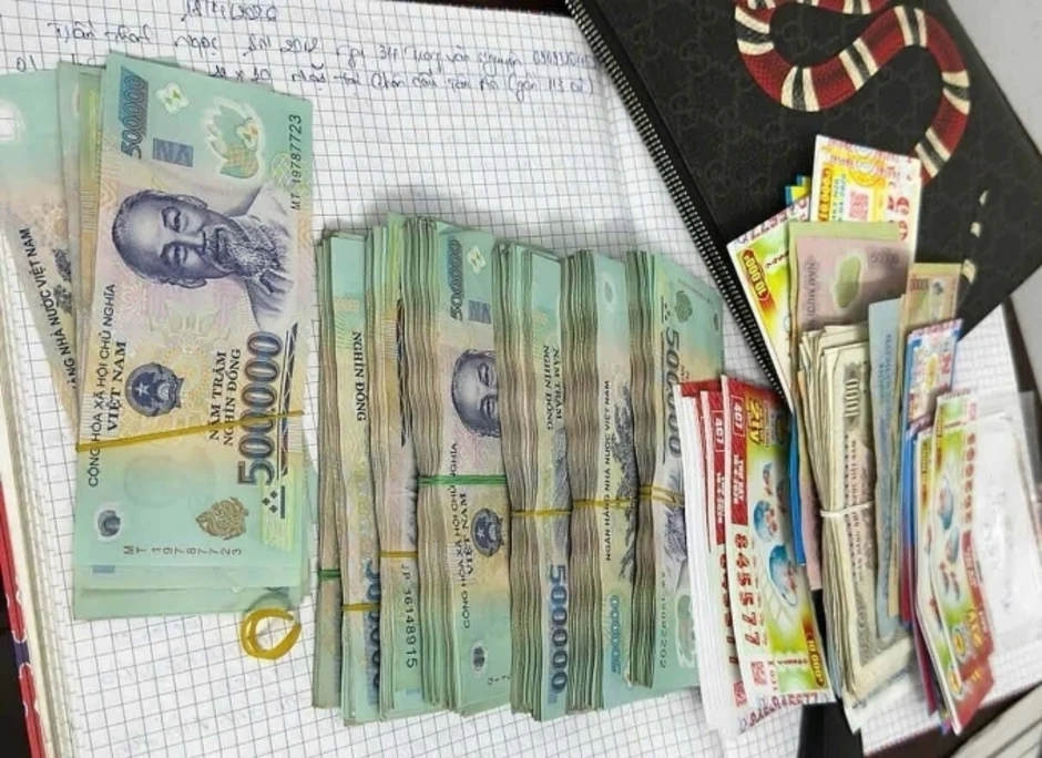 Nữ sinh lớp 8 trả lại túi xách chứa hơn 200 triệu đồng Nữ sinh lớp 8 trả lại túi xách chứa hơn 200 triệu đồng