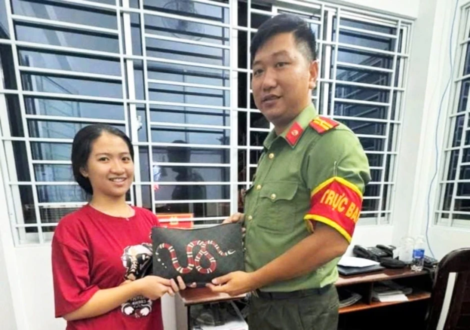 Nữ sinh lớp 8 trả lại túi xách chứa hơn 200 triệu đồng Nữ sinh lớp 8 trả lại túi xách chứa hơn 200 triệu đồng